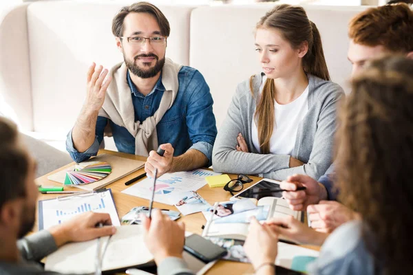 Diseñadores teniendo discusión en la reunión — Foto de Stock