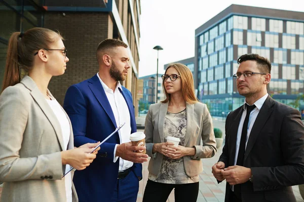 Jonge medewerkers bespreken hun plannen — Stockfoto