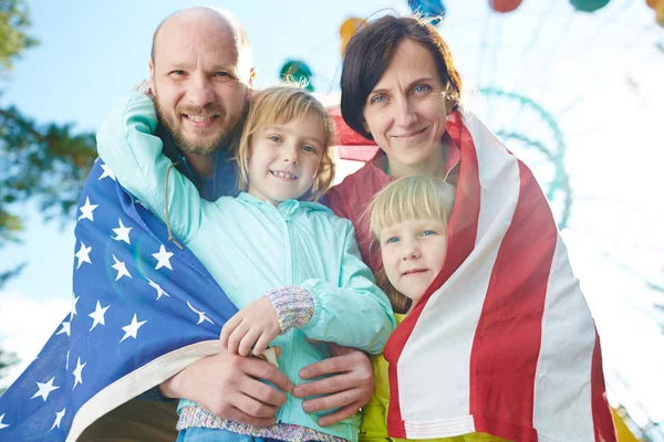 Patriotiska familj med amerikanska flaggan — Stockfoto