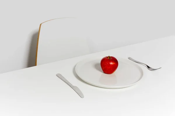 Maçã vermelha fresca no prato — Fotografia de Stock
