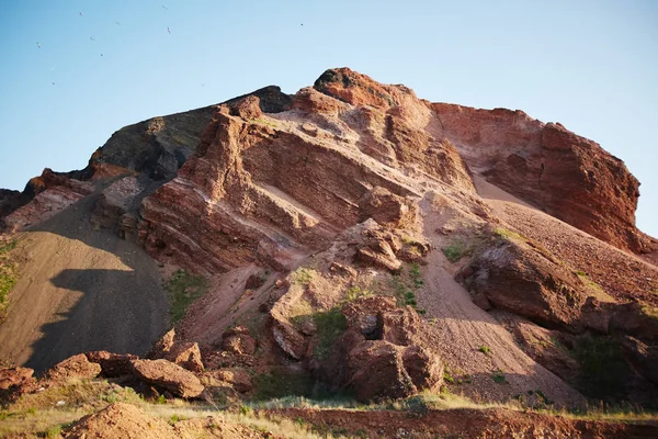 Red Mountain tegen hemel — Stockfoto