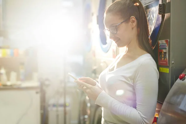 Fille avec la messagerie smartphone — Photo