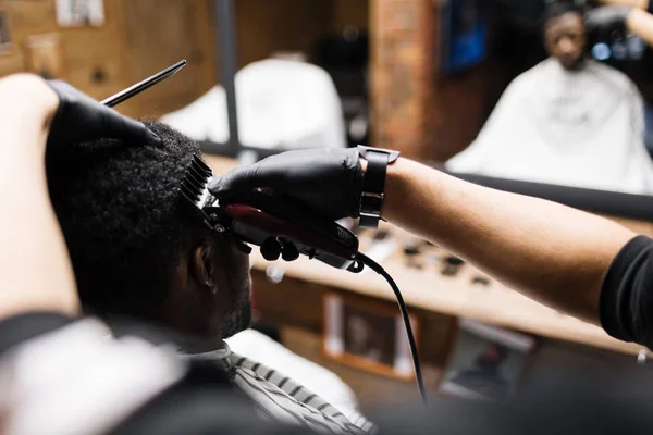 Friseur schneidet dem Kunden die Haare — Stockfoto