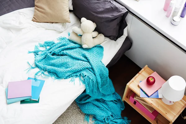 Habitación desordenada de la chica de la escuela — Foto de Stock