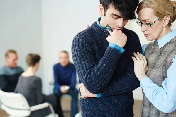 Uomo triste e psicologo — Foto Stock