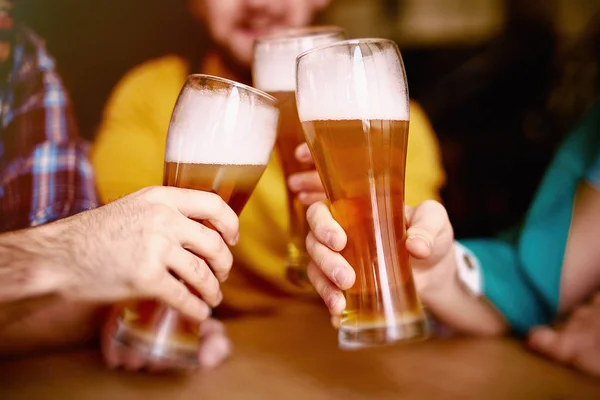Tre män i Bar med öl — Stockfoto