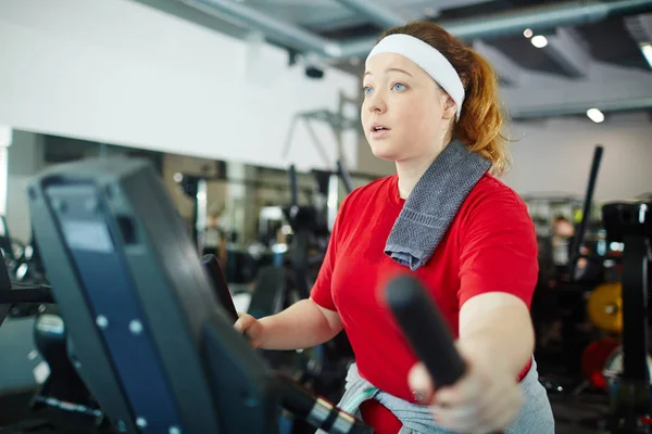 Woman with red hair working out — Stock Photo, Image