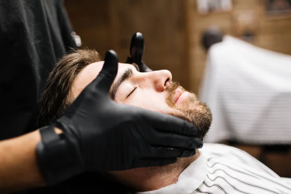 Людина насолоджується масажем обличчя — стокове фото