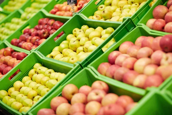 Manzanas tumbadas en cajas de plástico verde —  Fotos de Stock
