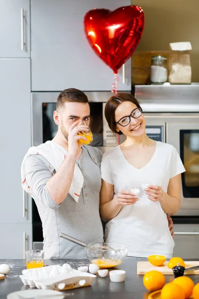 Hombre beber jugo con esposa —  Fotos de Stock