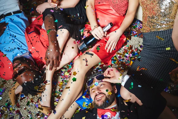 Multiethnic friends with colorful confetti — Stock Photo, Image