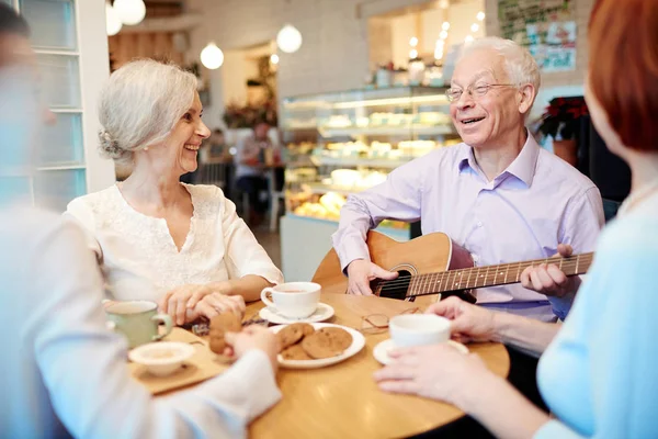 Homme chanter des chansons et jouer de la guitare — Photo