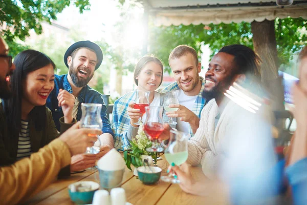 Hipster amigos con bebidas — Foto de Stock