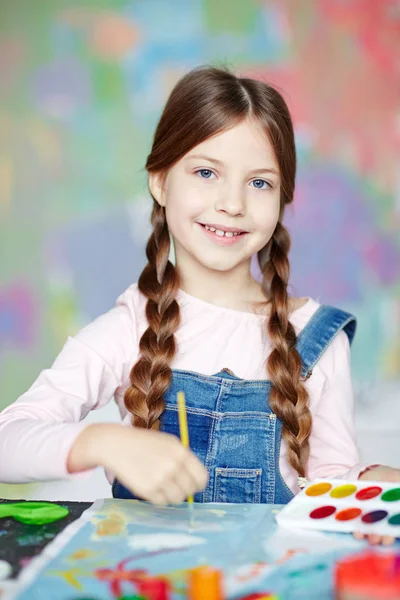 Mädchen malen Bild — Stockfoto
