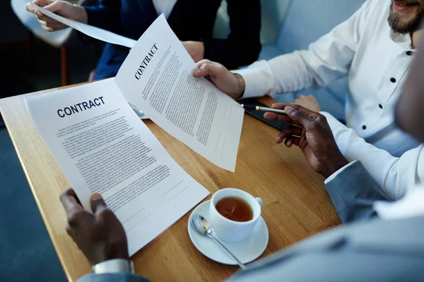 Partners lezen van zakelijke contracten — Stockfoto