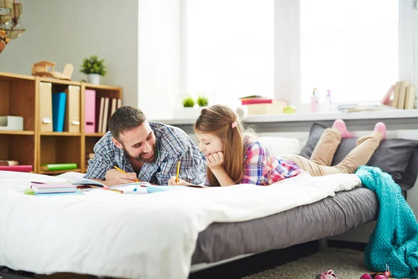 Mädchen und Vater liegen im Bett — Stockfoto