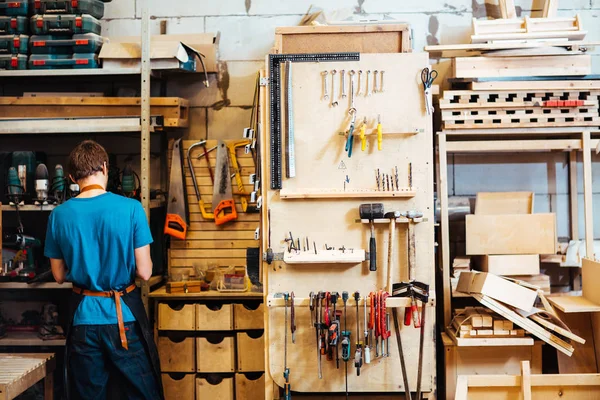 Ebanista scegliendo strumenti per il lavoro — Foto Stock