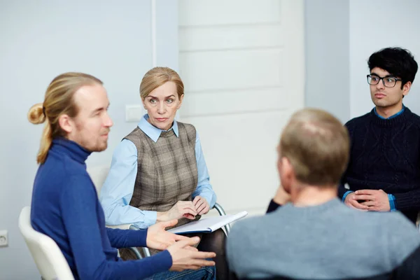 Psychologist and group of patients — Stock Photo, Image