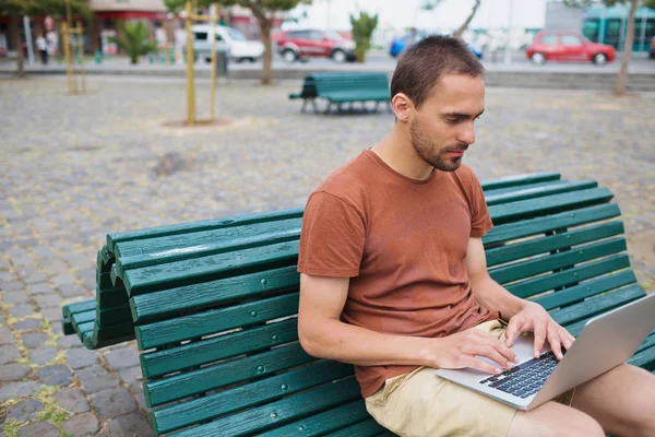 Homme assis sur le banc — Photo