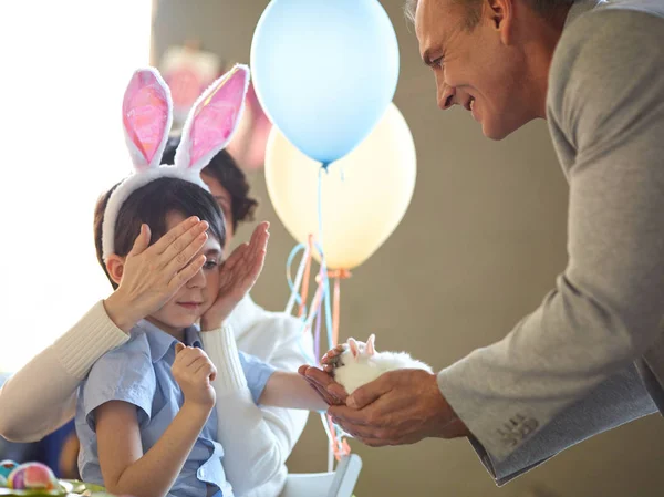 Man showing rabbit to son — Stock Photo, Image