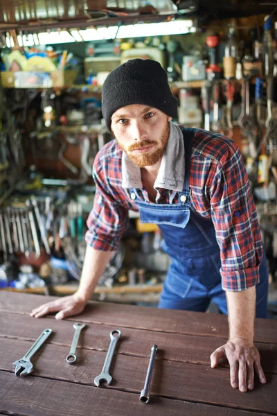 Mechanic leaning on table — Stock Photo, Image