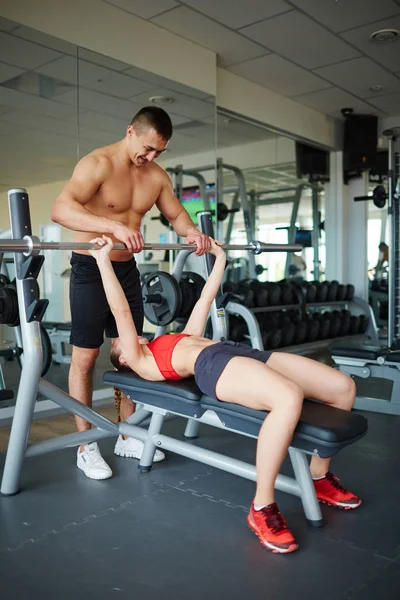 Instructor ensuring his female client — Stock Photo, Image