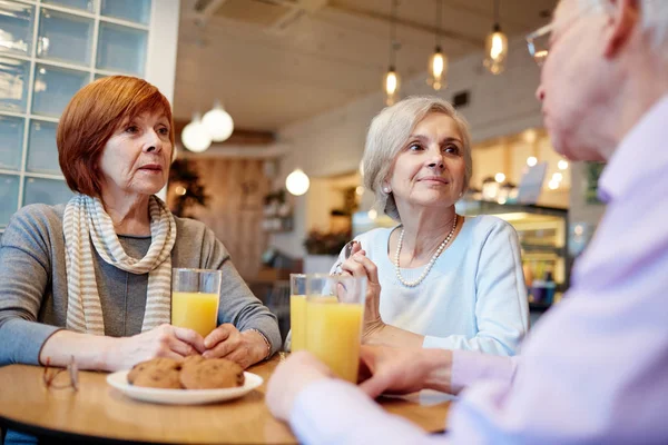 Amigos mayores en la cafetería — Foto de Stock
