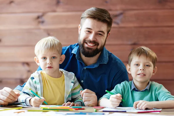 Due fratelli che disegnano con padre — Foto Stock