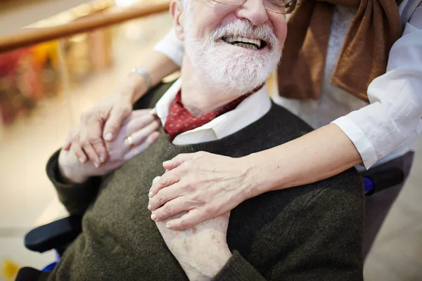 Hombre en silla de ruedas cogido de la mano —  Fotos de Stock