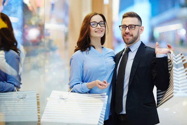 Shoppers with paperbags looking at camera — Stock Photo, Image