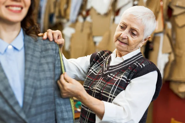 Vanhempi fashionist mittaus pituus — kuvapankkivalokuva