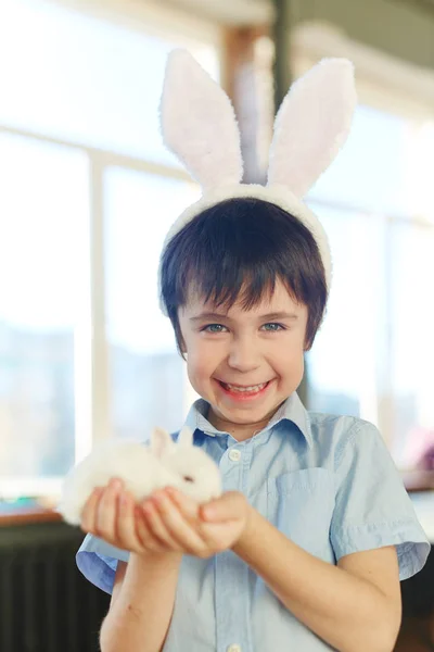 Усміхнений хлопчик з білим кроликом — стокове фото