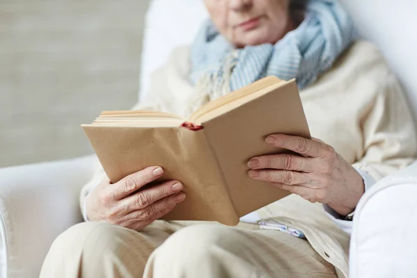 Mãos femininas segurando livro grosso — Fotografia de Stock