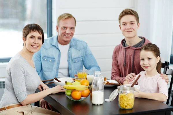Membros da família tomando café da manhã — Fotografia de Stock