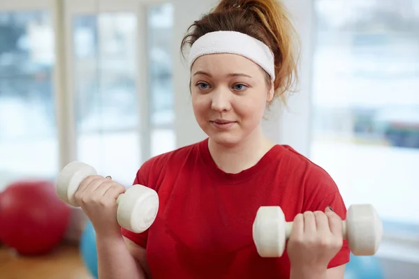 Cute overweight woman working out — Stock Photo, Image