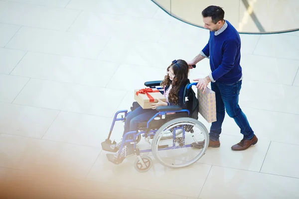 Cuidador con hija discapacitada — Foto de Stock