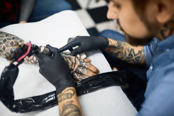 Tattoo artist working — Stock Photo, Image