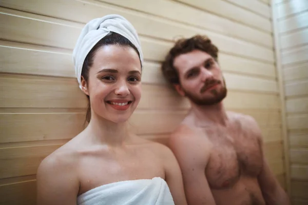 Coppia rilassata in sauna — Foto Stock