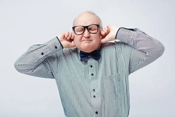 Hombre tapándose las orejas — Foto de Stock