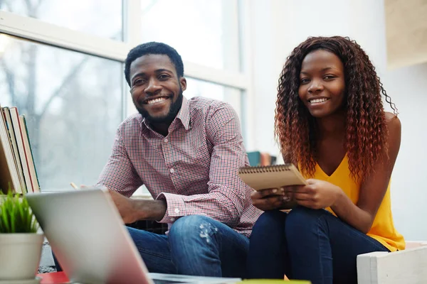 Afro-Amerikaanse ondernemers met laptop — Stockfoto