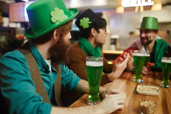 Guys in green hats — Stock Photo, Image