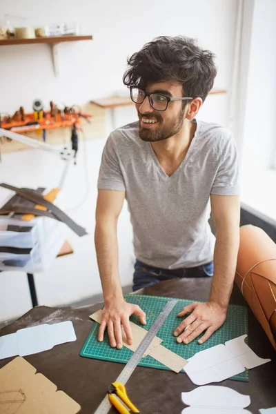 Homem criando projetos de couro — Fotografia de Stock