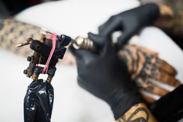 Καλλιτέχνης τατουάζ που εργάζονται — Φωτογραφία Αρχείου