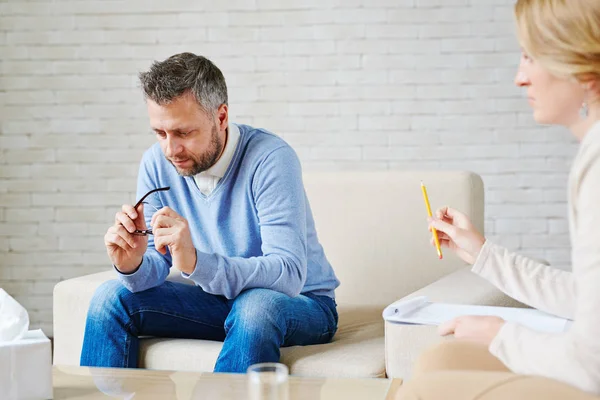 Psycholoog met medische kaart en potlood — Stockfoto