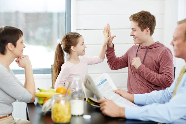 Barnen ger hög fem — Stockfoto