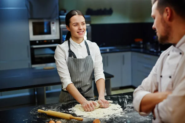 Meisje praten met chef-kok — Stockfoto