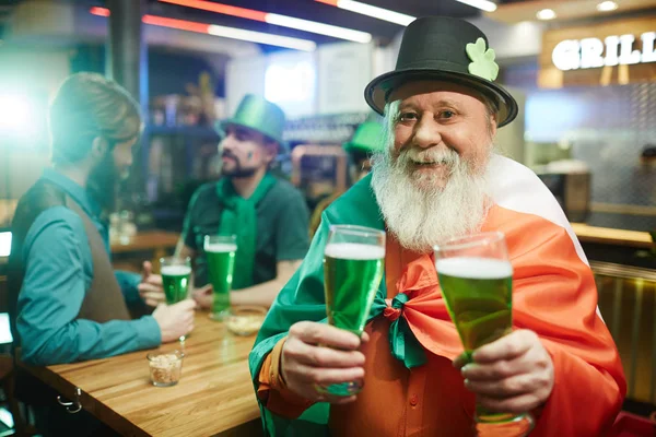 Äldre man i hatt hålla öl — Stockfoto