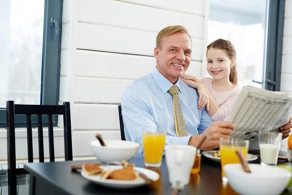 Businessman with newspaper and daughter — Stock Photo, Image
