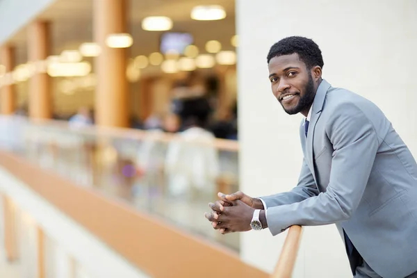 Affärsman i businesscenter — Stockfoto