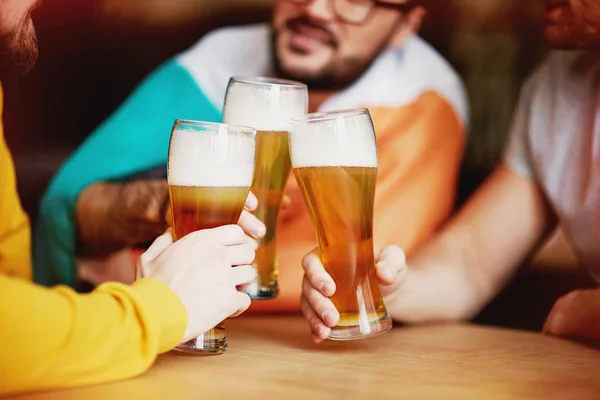 Üç adam bira ile çubuk — Stok fotoğraf